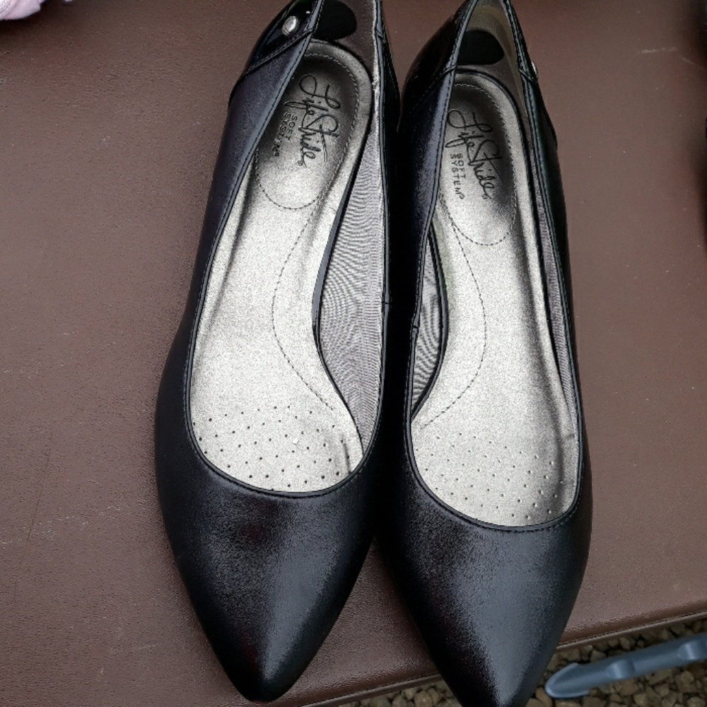 Life Stride blk small heel flats ladies sz 11